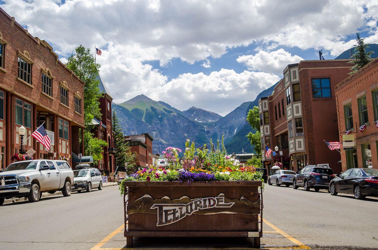 Centro di Telluride in primavera una delle alternative per lune di miele USA