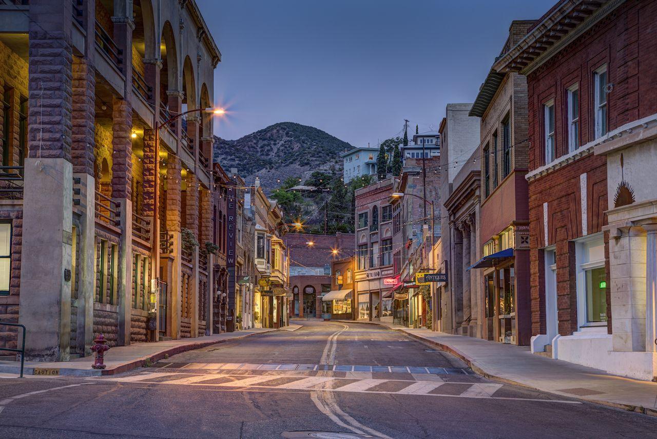 Strada di Bisbee di notte una delle migliori mete per una luna di miele negli Stati Uniti