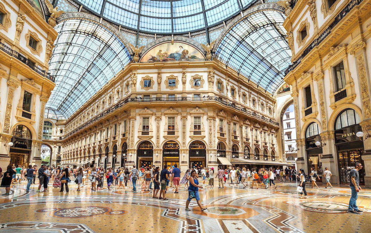 La Galleria Vittorio Emanuele II è uno dei luoghi di shopping più popolari di Milano