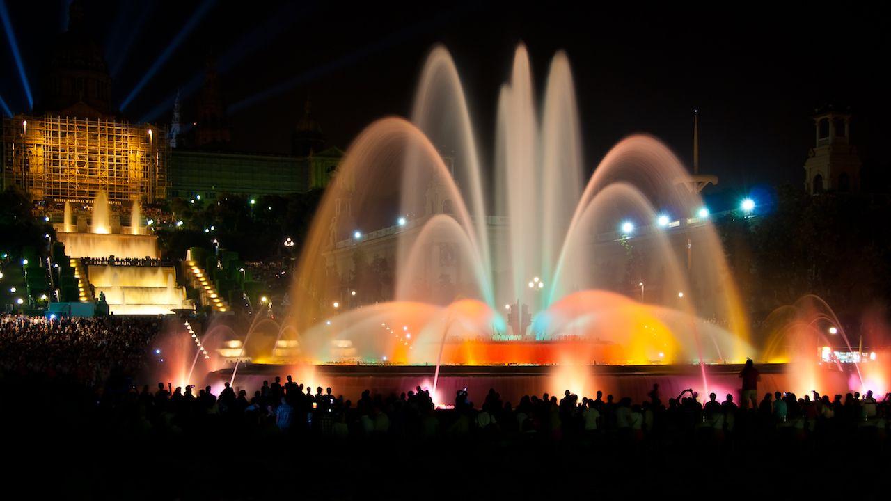 Magischer Lichtshowbrunnen am Plaza Espanya in Barcelona