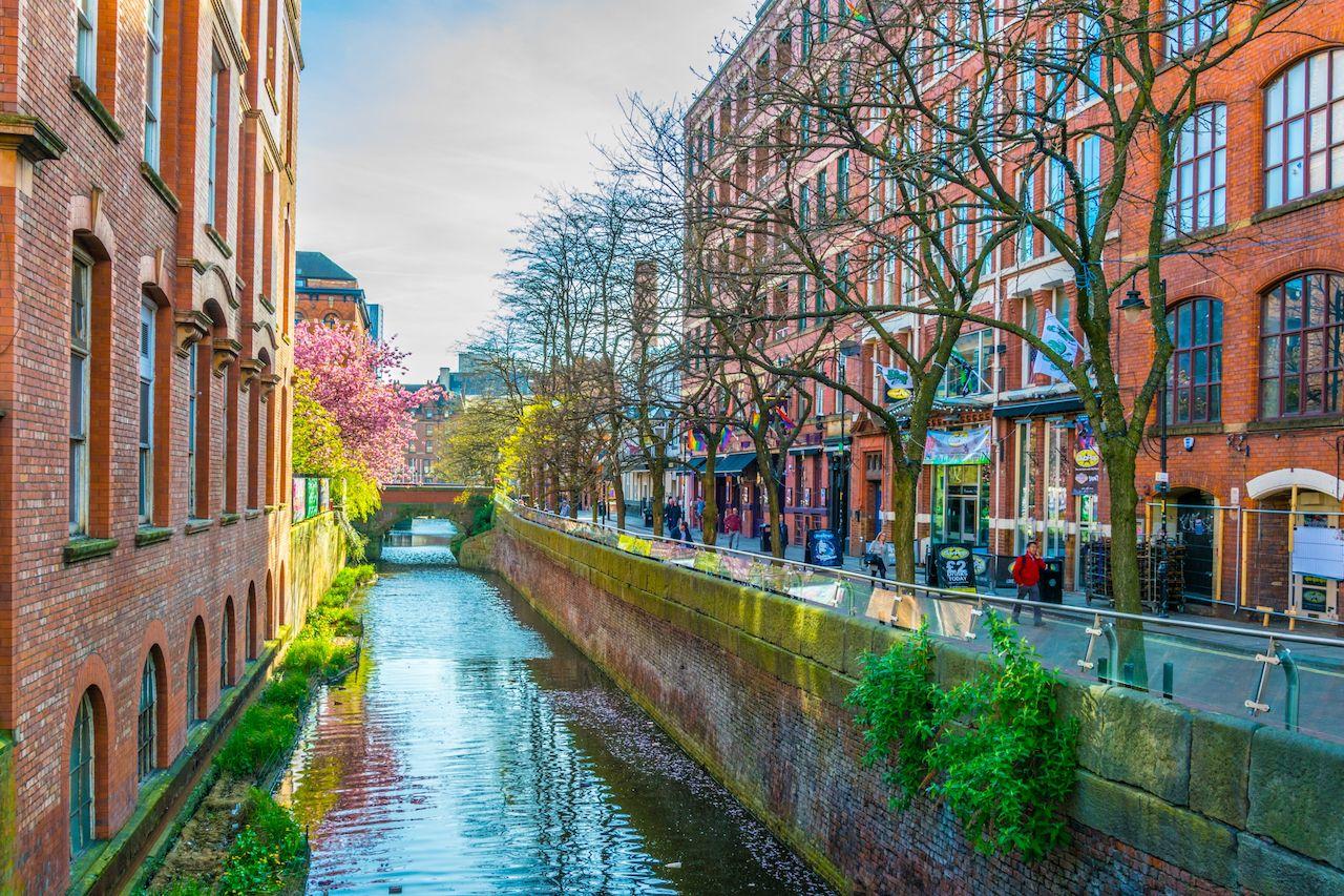 Vista del Gay Village lungo Canal Street a Manchester, Inghilterra