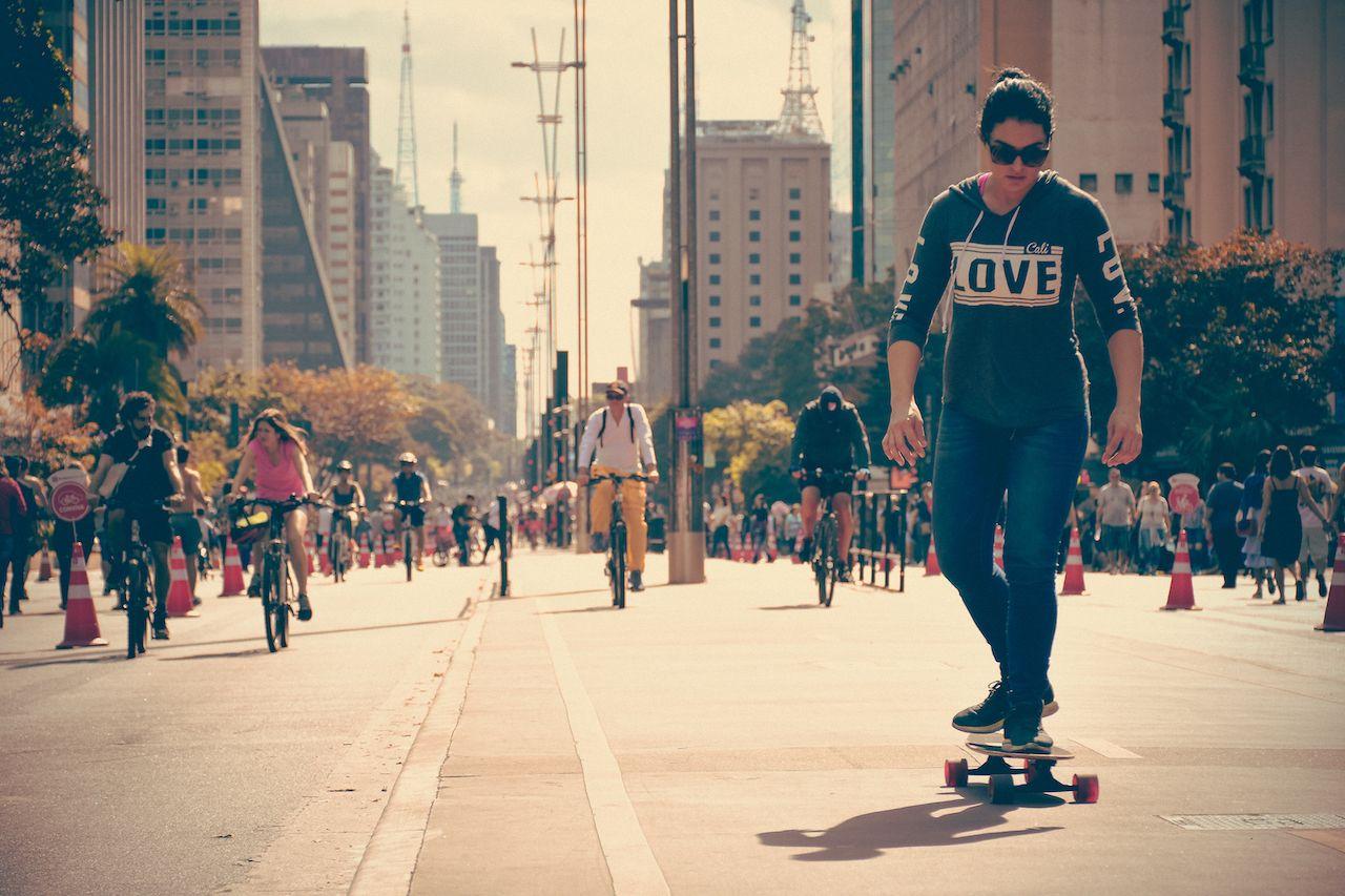 Avenida Paulista a San Paolo chiusa per tempo libero, piena di ciclisti e skateboarder