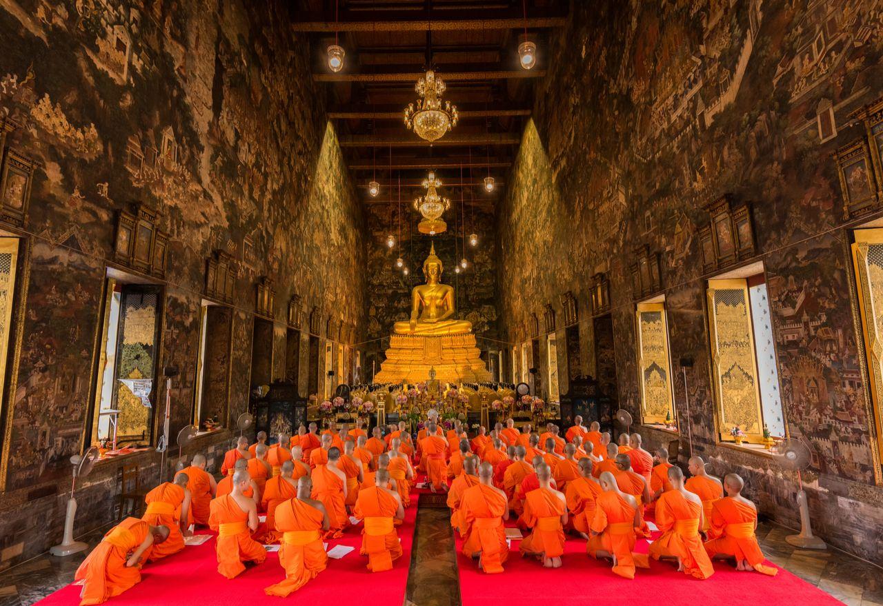 Bangkok, Thailandia - 20 luglio 2016: Monaci buddisti pregano e rendono omaggio all'immagine di Buddha al Wat Suthat nel Giorno del Lento Buddista. Il Giorno del Lento Buddista è il primo giorno del ritiro della stagione delle piogge, eventi di Bangkok