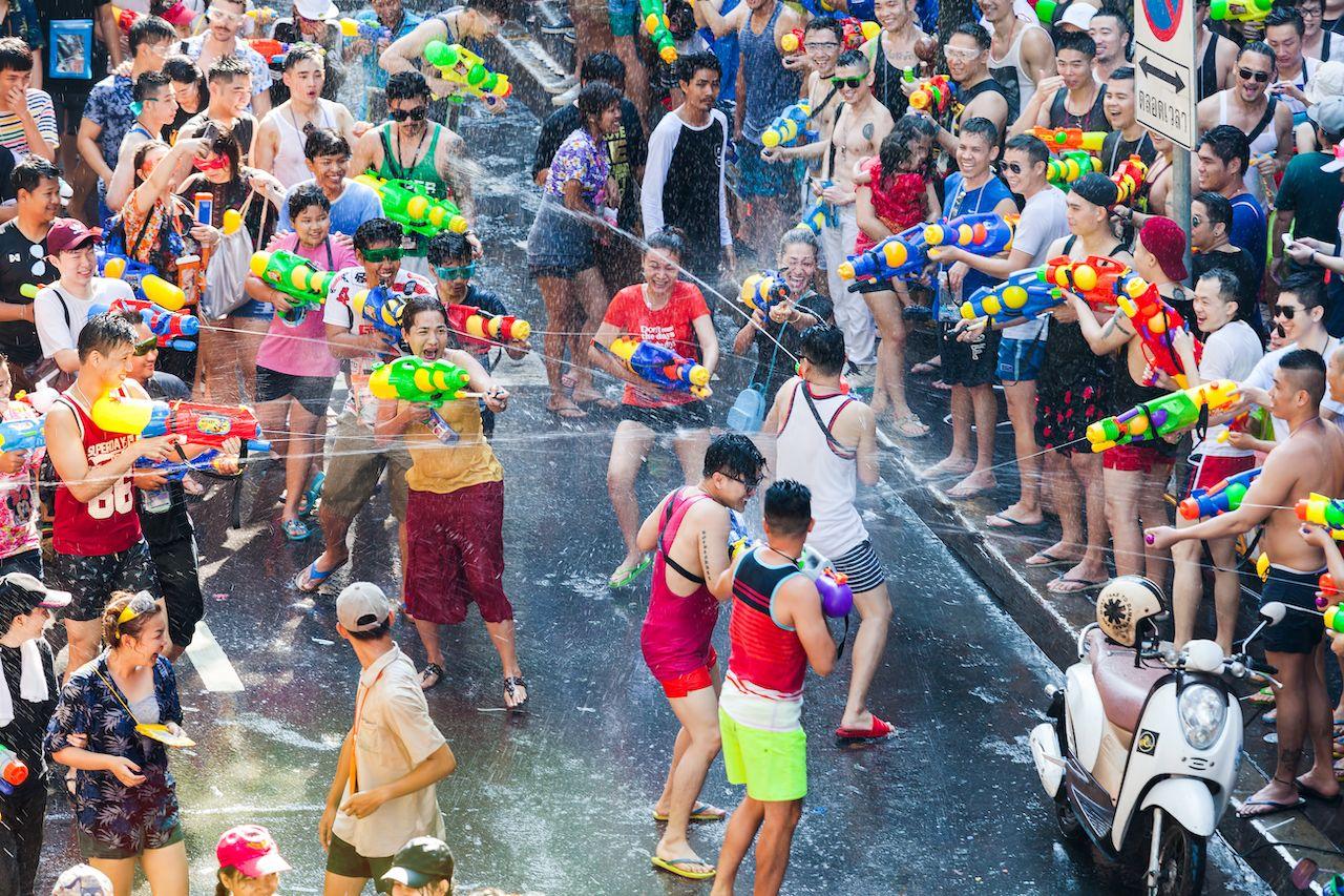 FESTIVAL SONGKRAN BANGKOK, THAILANDIA - 13 APRILE: Famoso Festival di Songkran a Silom il 13 aprile 2017. Uno dei luoghi di battaglia d'acqua più popolari durante il Songkran a Bangkok, Thailandia., eventi di Bangkok