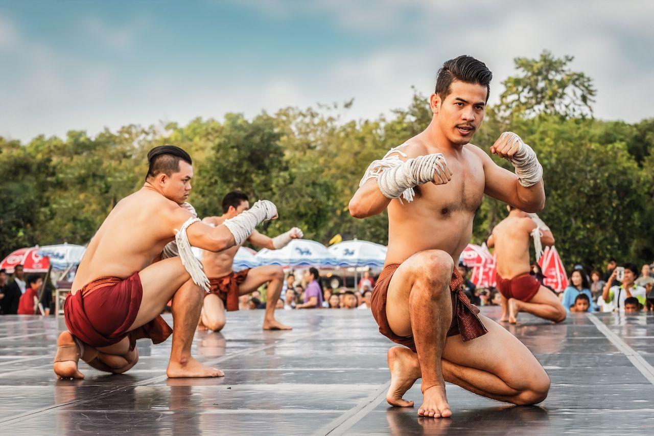 BANGKOK, THAILANDIA - 20 FEBBRAIO: Pugili thailandesi non identificati eseguono arti marziali thailandesi (Muay Thai) in una campagna per la conservazione delle arti marziali tradizionali thailandesi, eventi di Bangkok