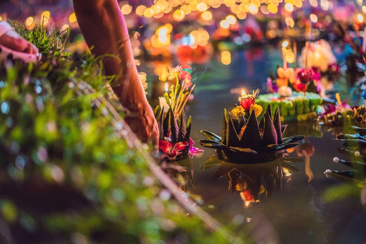 Festival vegetariano, le persone comprano fiori e candele da accendere e galleggiare sull'acqua per celebrare il festival vegetariano in Thailandia, eventi di Bangkok