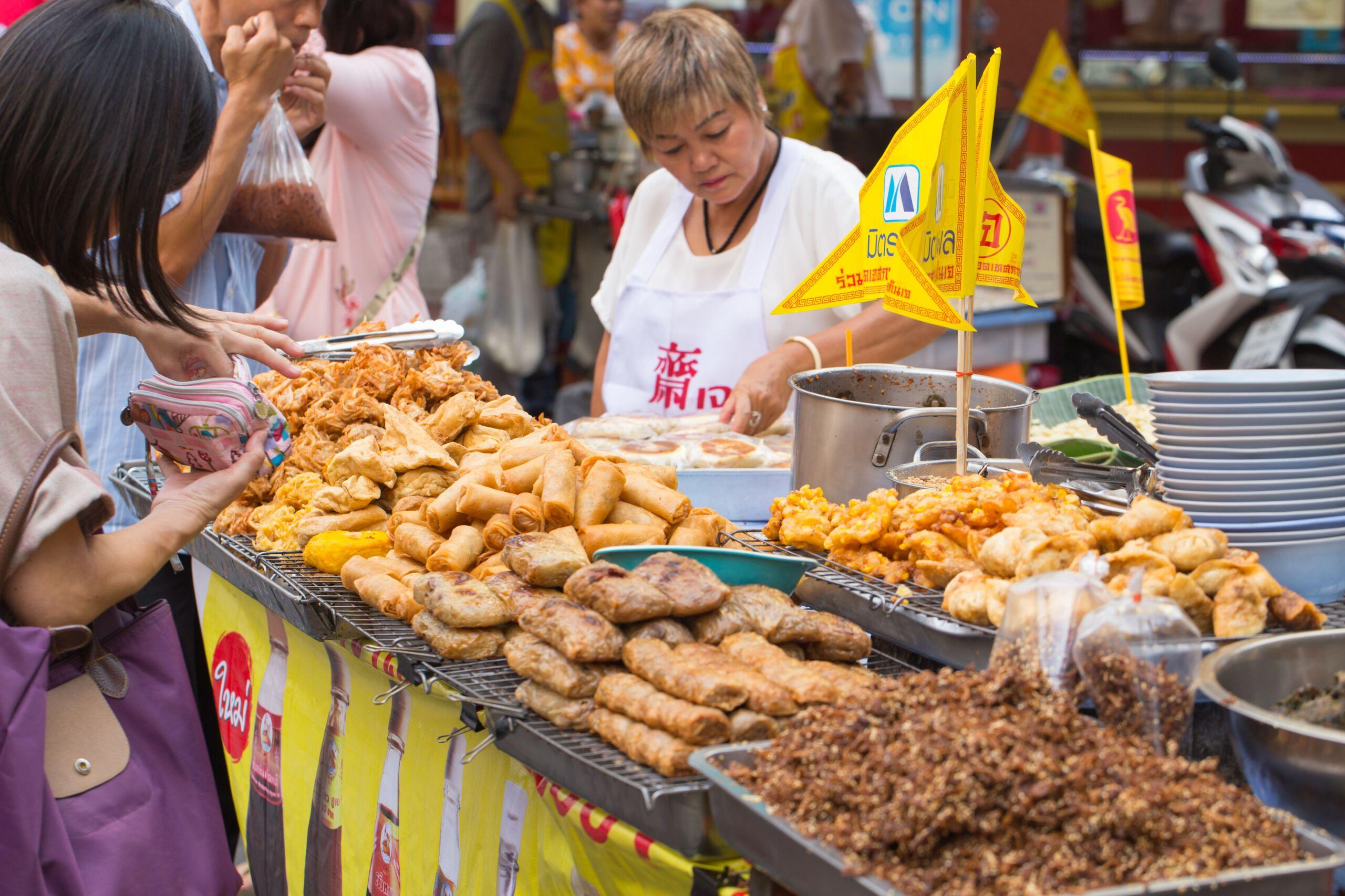 BANGKOK, THAILANDIA - 30 AGOSTO 2016: Yaowarat o Chinatown di Bangkok decorato con bandiere gialle durante il Festival Vegetariano in Thailandia 2016., eventi di Bangkok