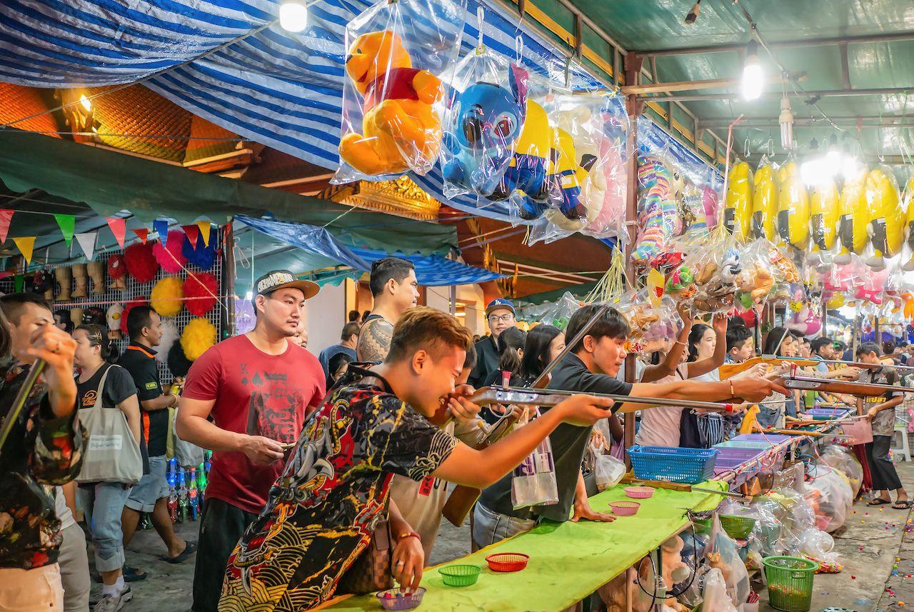 Bangkok/Thailandia - 10 Novembre 2019: Persone non identificate in Thailandia o turisti giocano al gioco della sparatoria di strada locale in "Loi Krathong" durante la fiera del tempio di Wat Saket. Città di Bangkok Thailandia, eventi di Bangkok