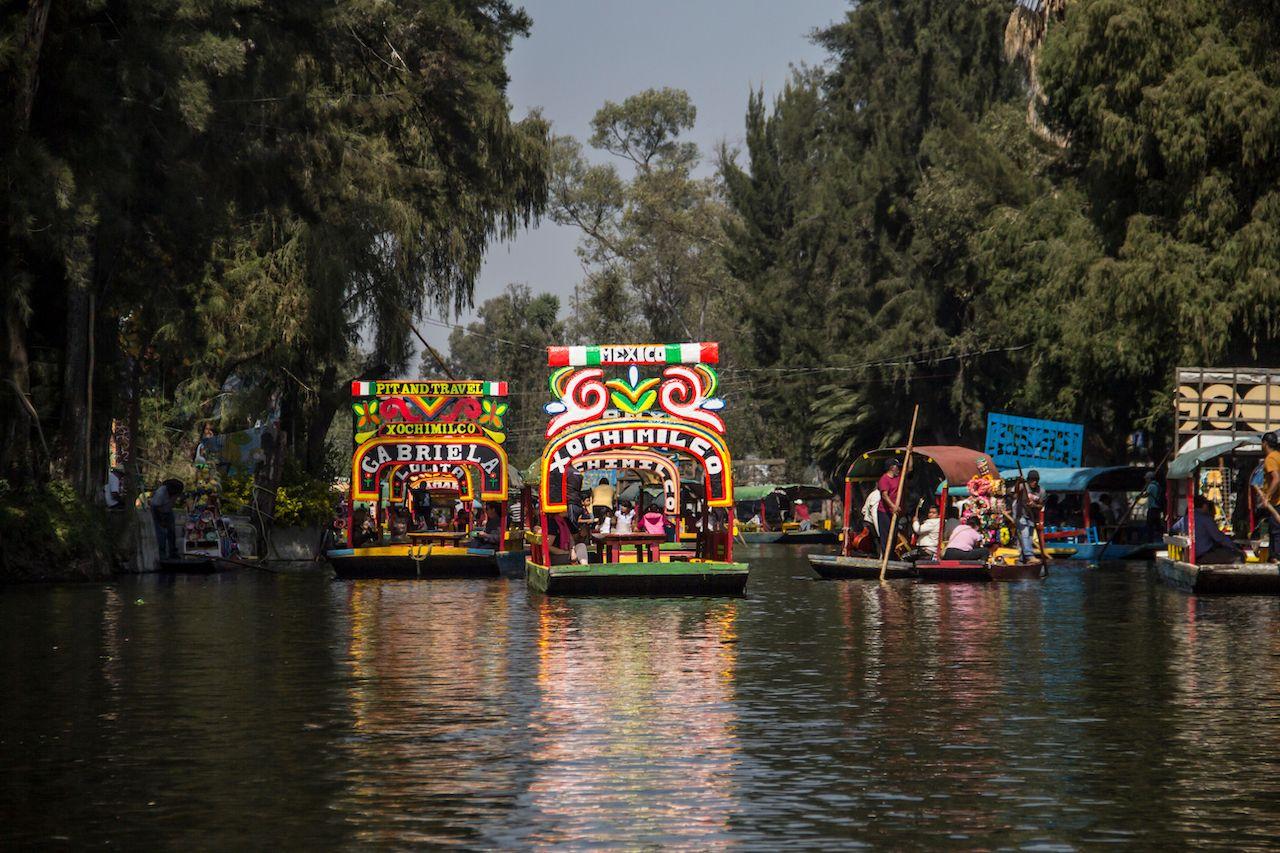 Trajinere messicane tradizionali a Xochimilco, Città del Messico