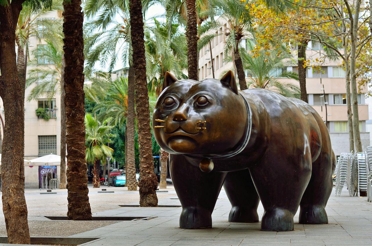 Scultura di un gatto nel quartiere El Raval di Barcellona, Spagna
