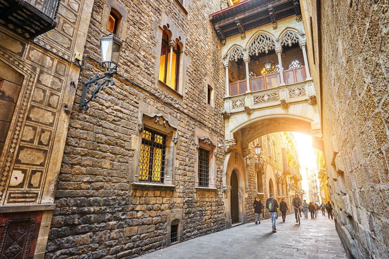 Carrer del Bisbe nel Quartiere Gotico a Barcellona, Spagna