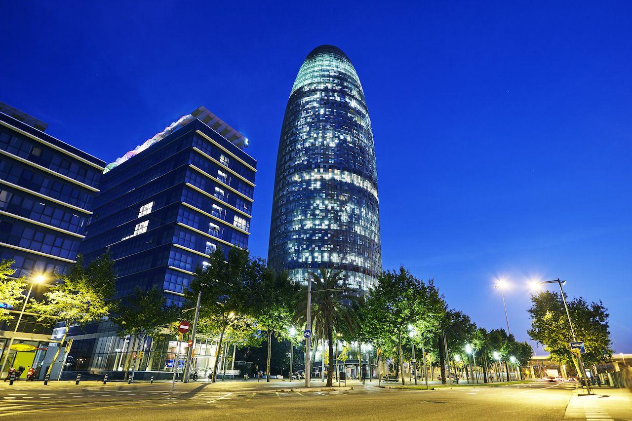 Vista dal basso della Torre Agbar illuminata di notte a Barcellona