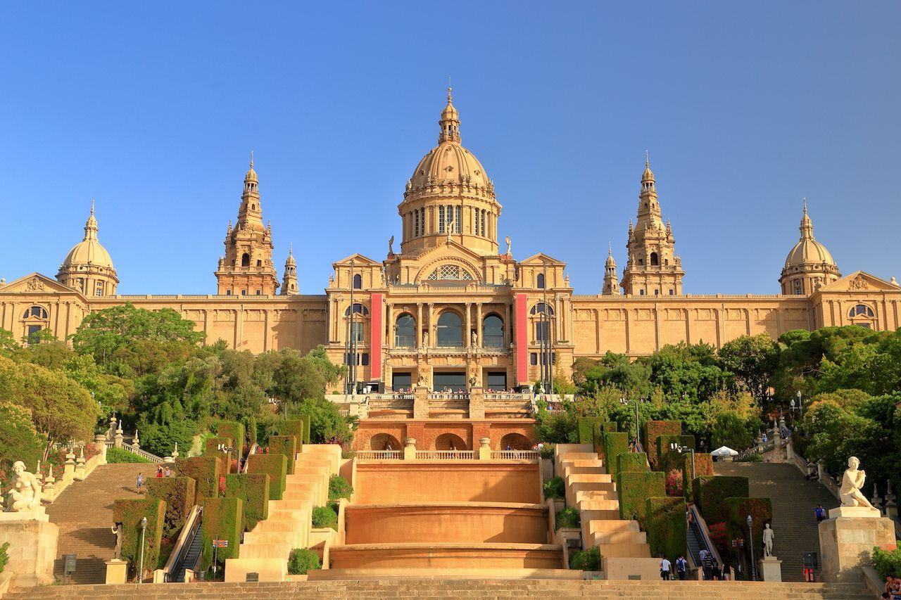 Bellissimo edificio del Museo Nazionale d'Arte della Catalogna su una collina a Barcellona, Spagna