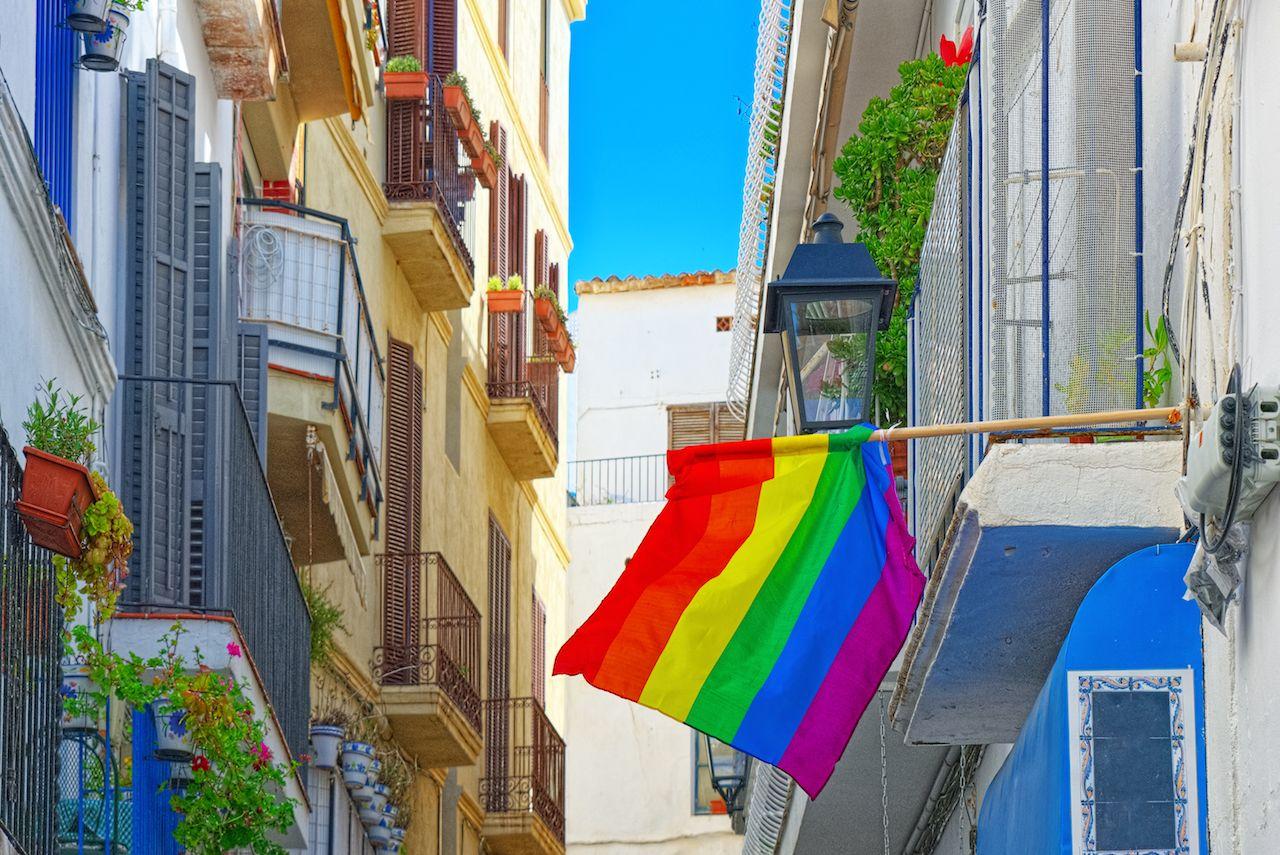 Vista della città e bandiere gay sugli edifici in una piccola città nei dintorni di Barcellona