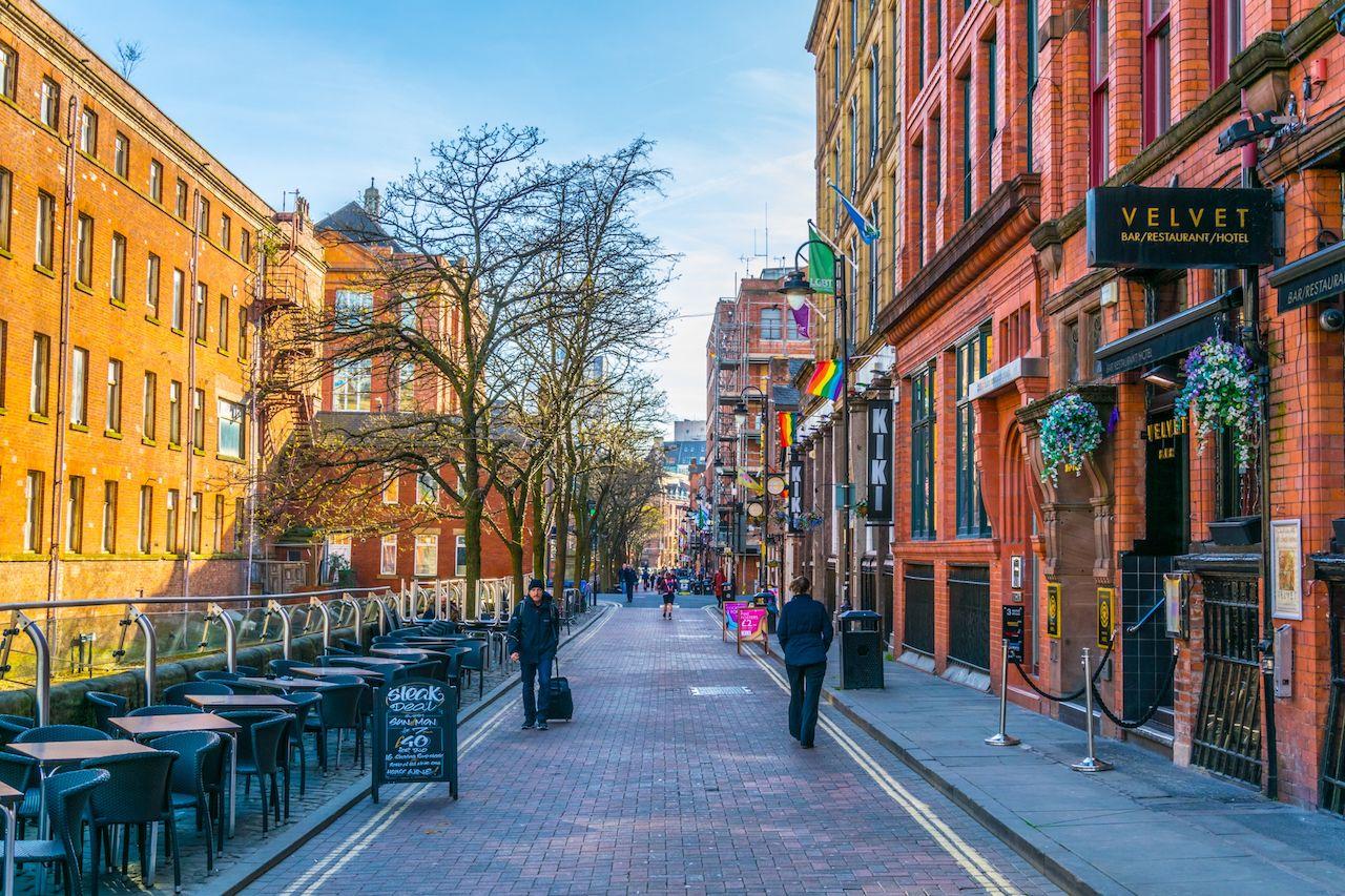 Vista del Gay Village lungo Canal Street a Manchester, Inghilterra