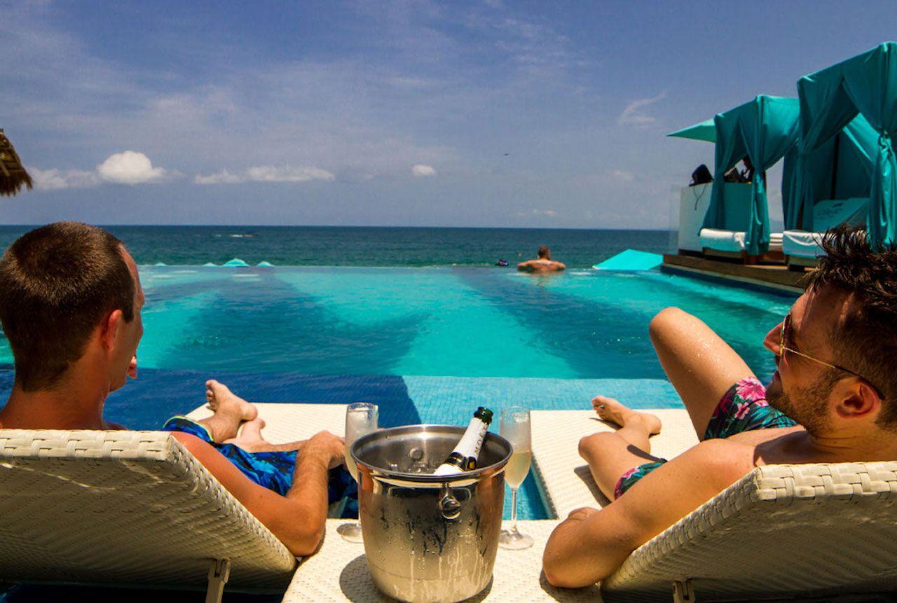 Resort Almar, persone che si rilassano a bordo piscina