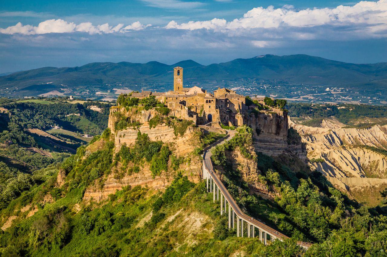 Bella vista di Civita di Bagnoregio con la valle del Tevere in luce dorata al tramonto, Lazio, Italia