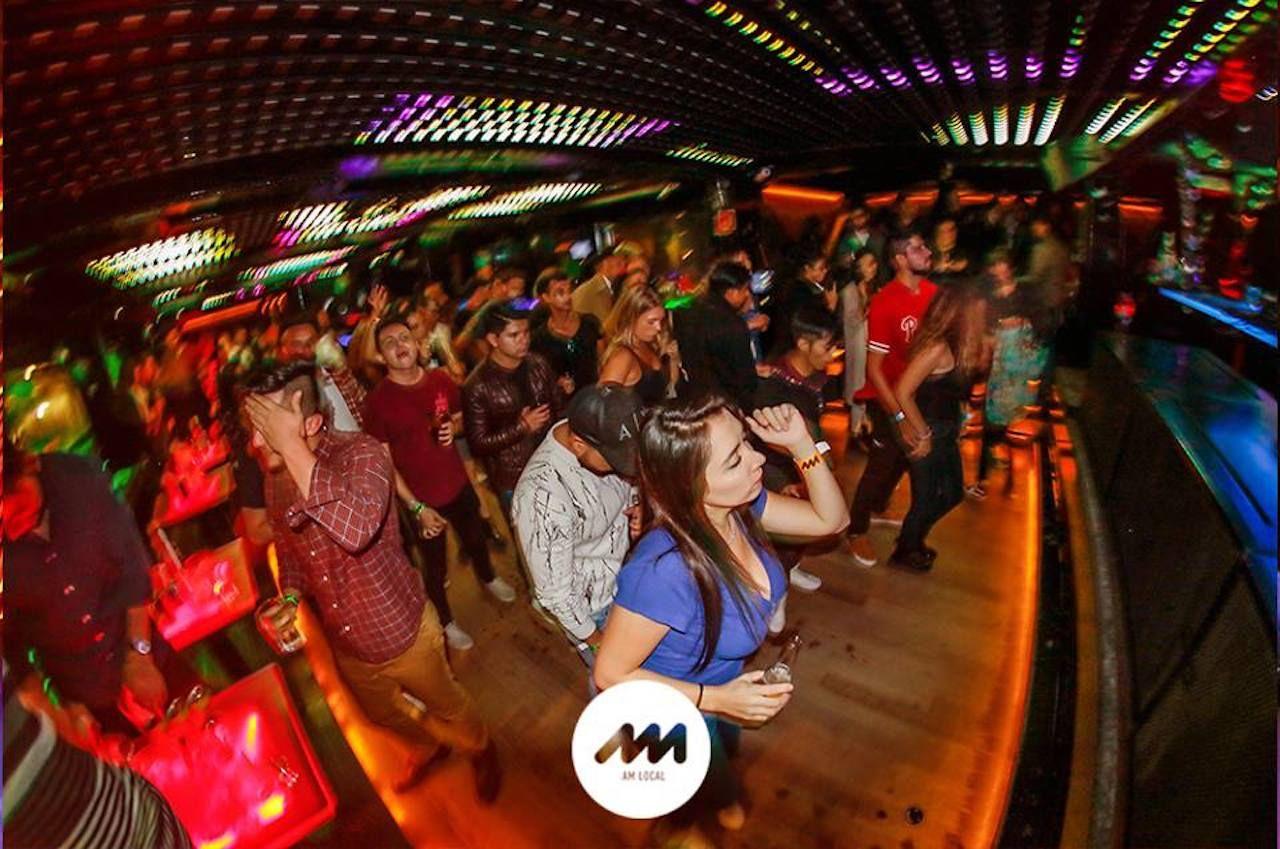 Personas bailando en un club en Ciudad de México