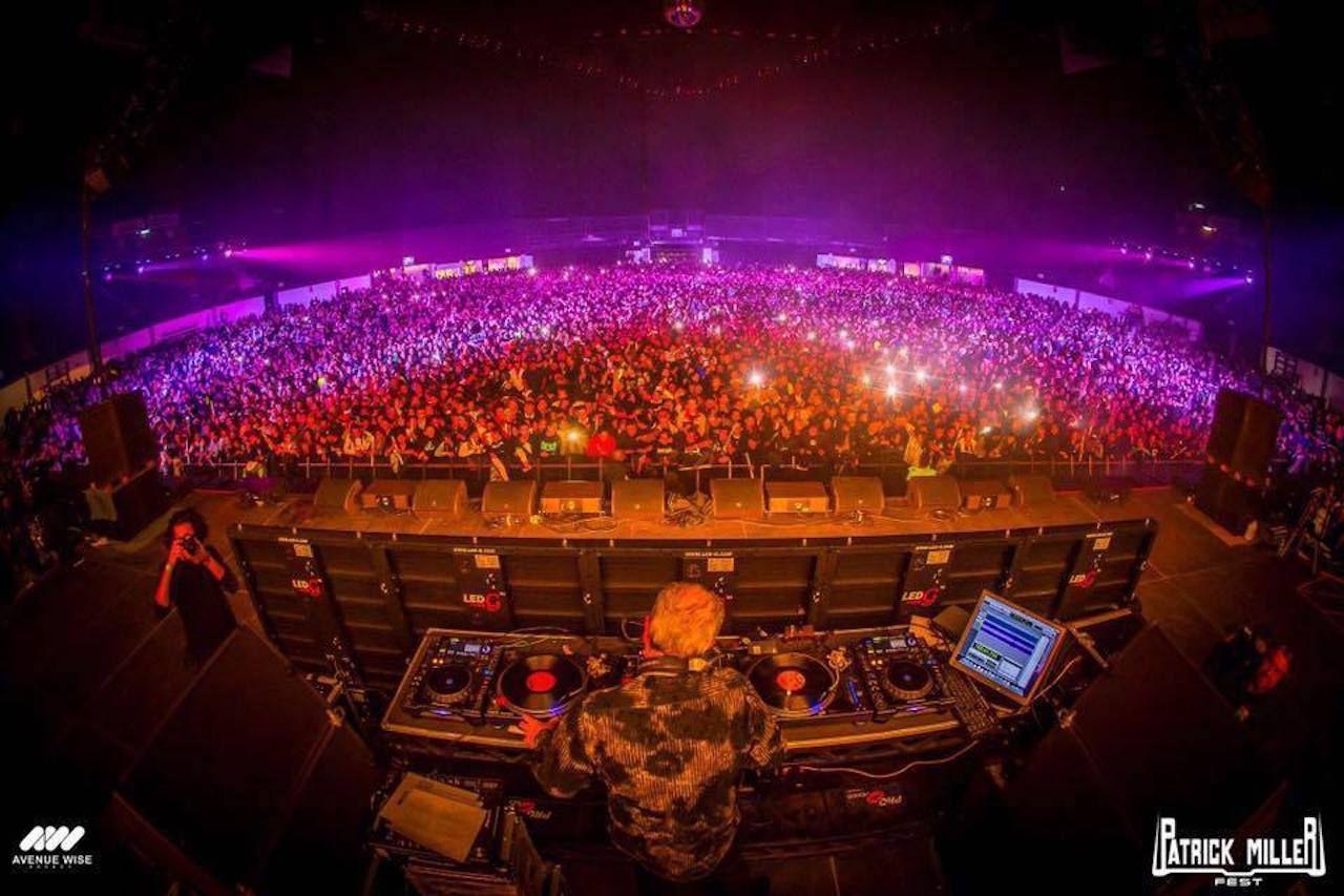Patrick Miller en Ciudad de México con una pista de baile abarrotada y DJ