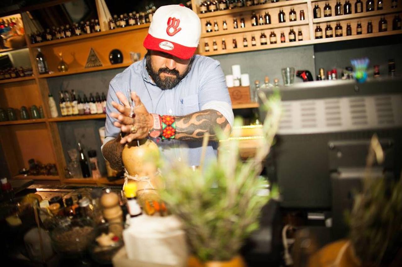 Bartender elaborando una bebida en Xaman en Ciudad de México
