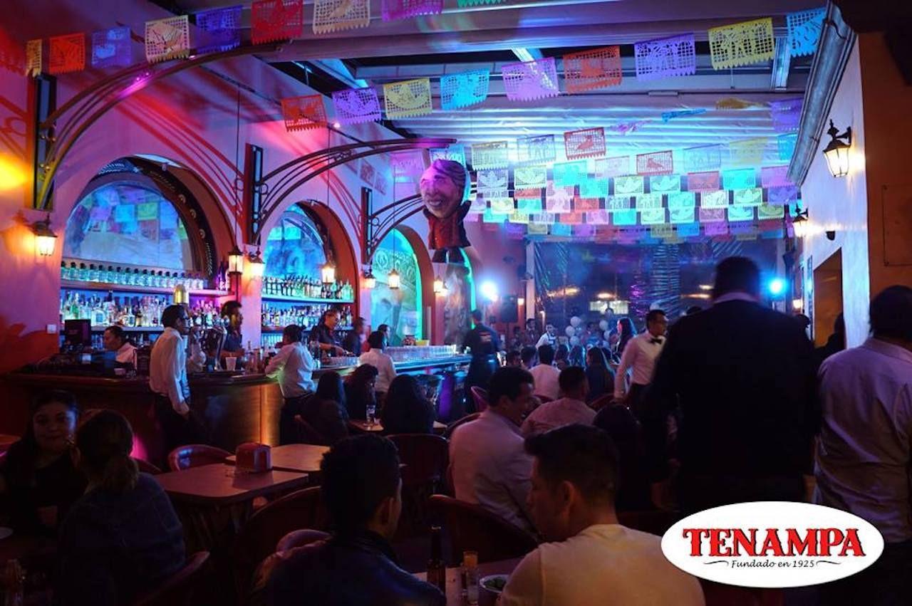 Luces y decoración peculiares dentro de un bar en Ciudad de México