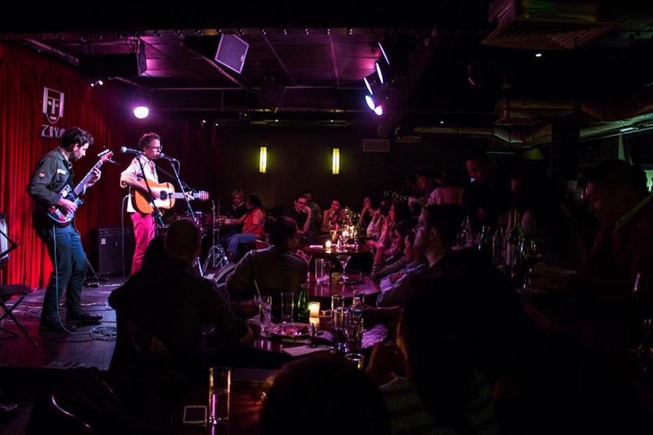 Zinco Jazz Club en Ciudad de México con intérpretes en vivo y una multitud íntima