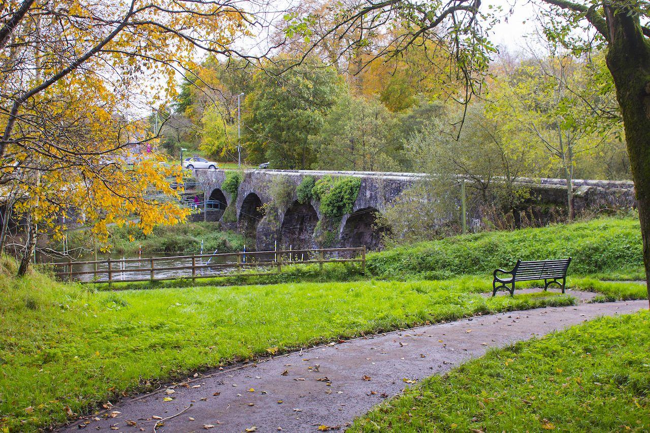 Die antike Steinbrücke Shaw's Bridge über den Fluss Lagan