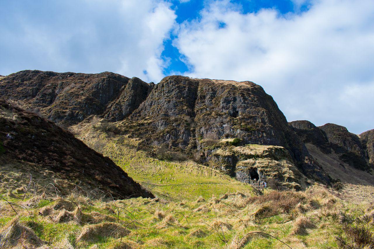 Landschaft mit Felsenformationen in den Bergen gegen den blauen Himmel in Belfast