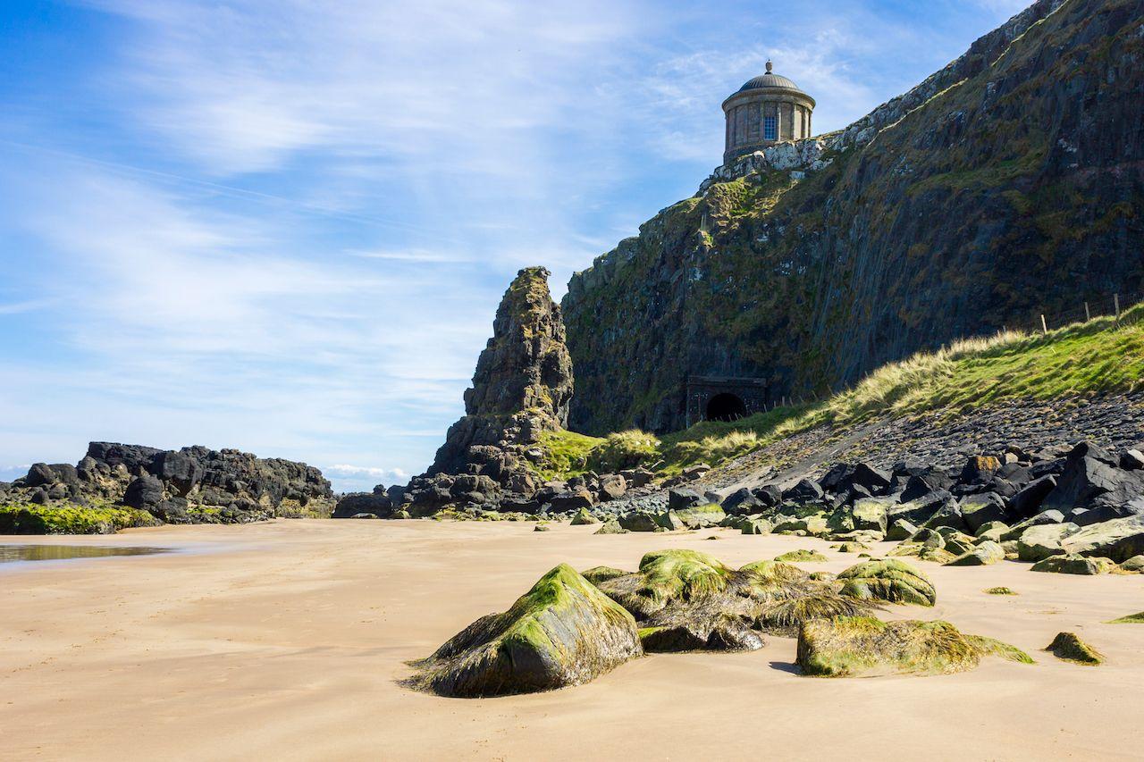 Il famoso Mussenden Temple in cima alle scogliere di Downhill Beach