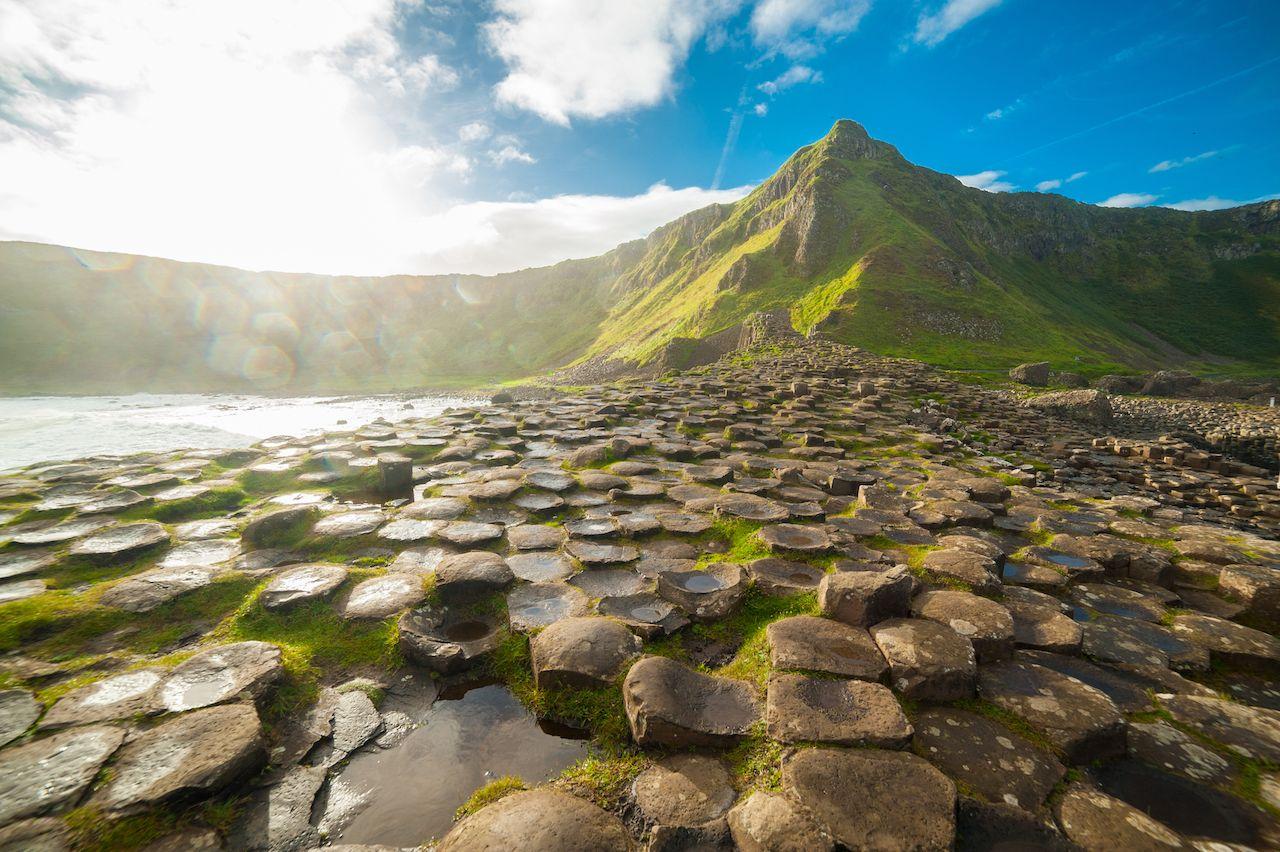 La Giant's Causeway all'alba in una giornata di sole