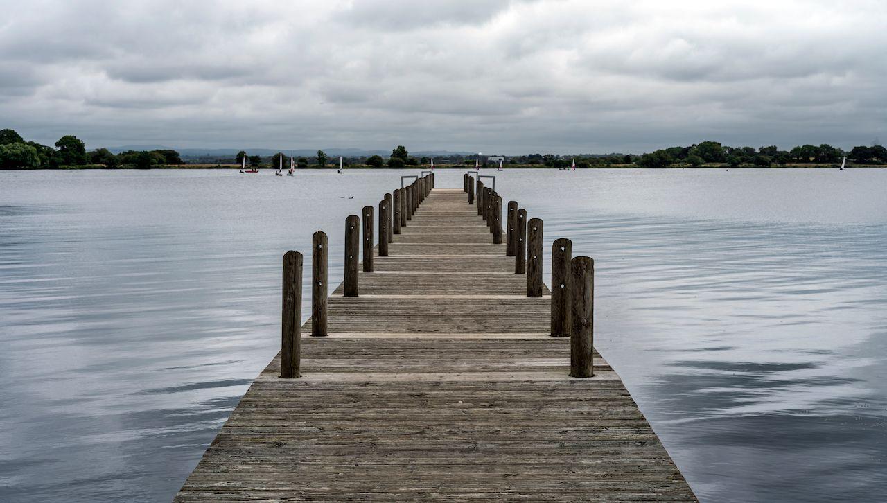 Un vecchio molo che porta a barche a vela a Oxford Island, Irlanda del Nord