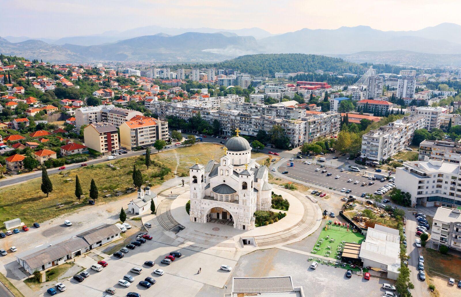 Cattedrale della Resurrezione di Cristo. Podgorica. Montenegro. 19/09/2020 Vista dall'alto della cattedrale e della capitale del Montenegro - Podgorica. Cattedrale in Moshichim. Tempio Bianco. Esterno della cattedrale