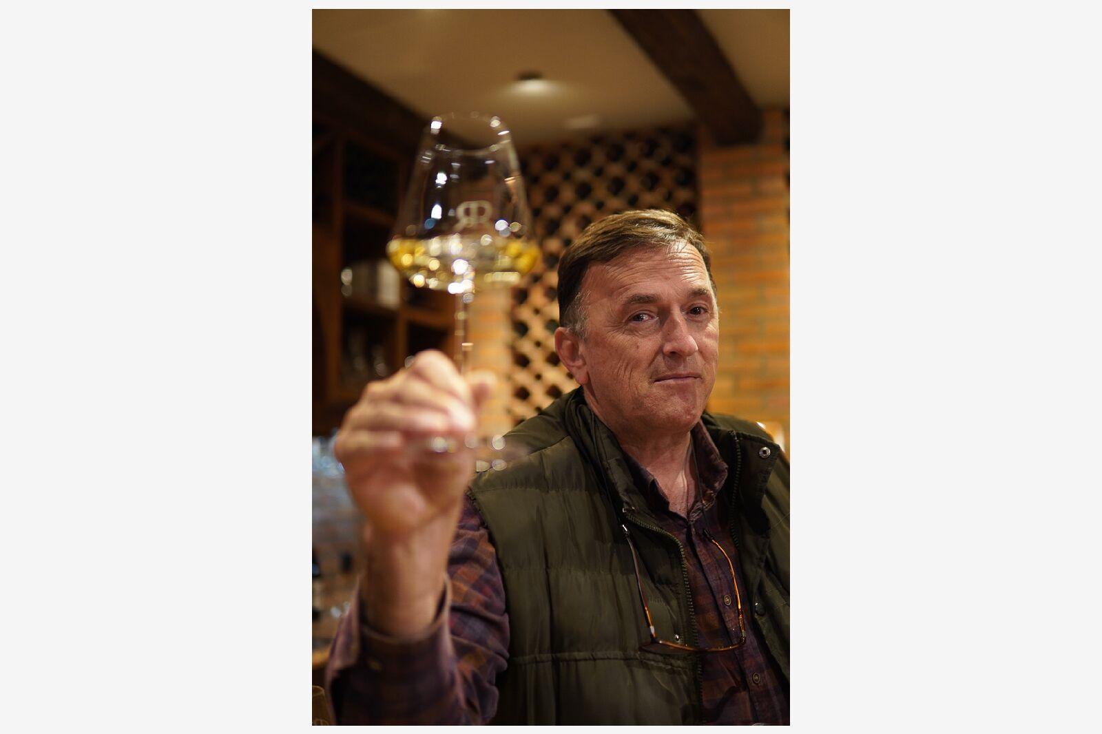 Goran Radevic, proprietario della Radevic Estate in Montenegro, durante una degustazione di vini.