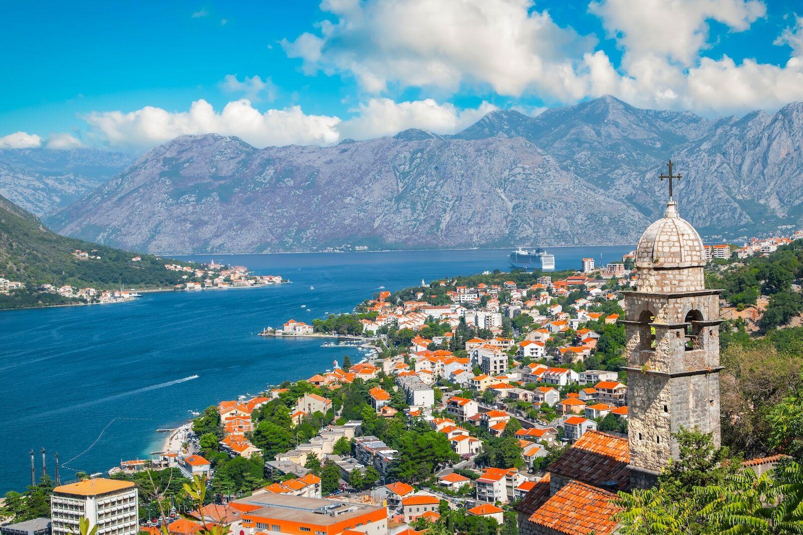 Paesaggio panoramico con vecchia chiesa a Kotor, Montenegro.