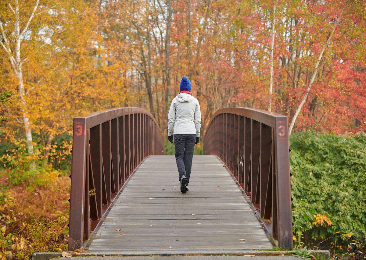 Donna che cammina nel sentiero ricreativo di Stowe con fogliame autunnale