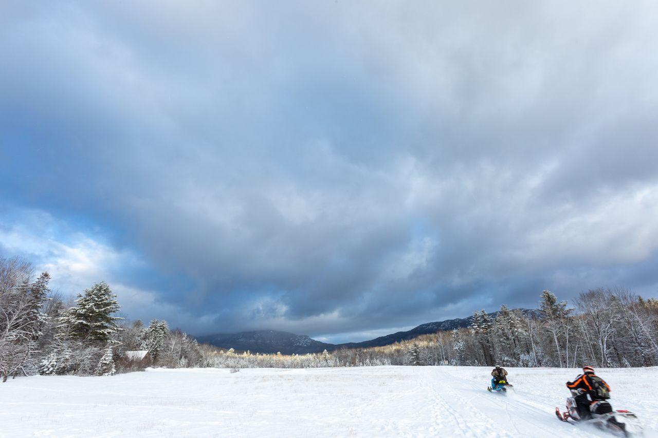 Zwei Schneemobilfahrer in Maine