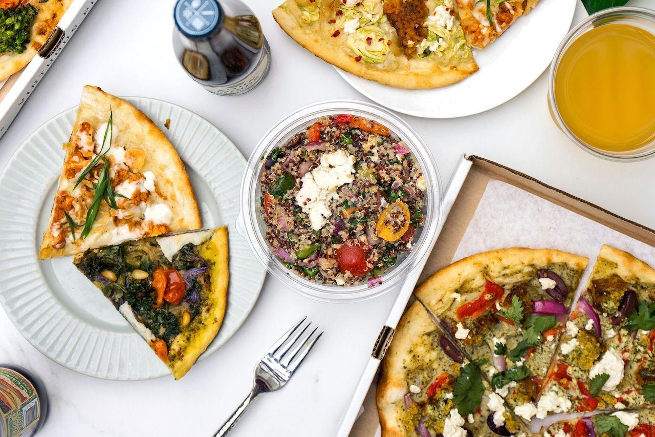 Pizza e piatti del menu di Virtuous Pie a Vancouver