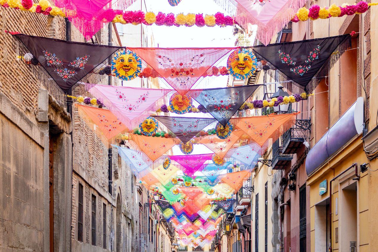 Vista di tipici tessuti madrileni in preparazione per una festa di quartiere