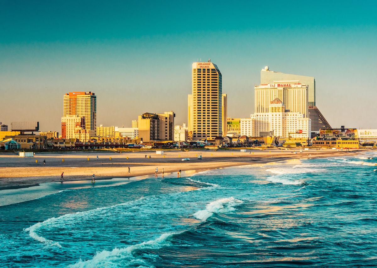 Lo skyline e l'Oceano Atlantico ad Atlantic City, New Jersey