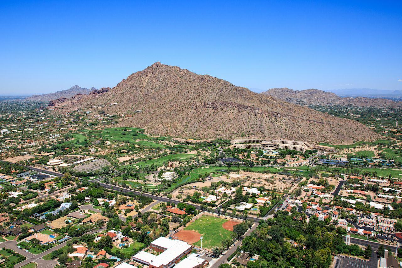 Luftaufnahme von exklusiven Häusern und Golfplatz in der Nähe des Camelback Mountain in Phoenix, Arizona