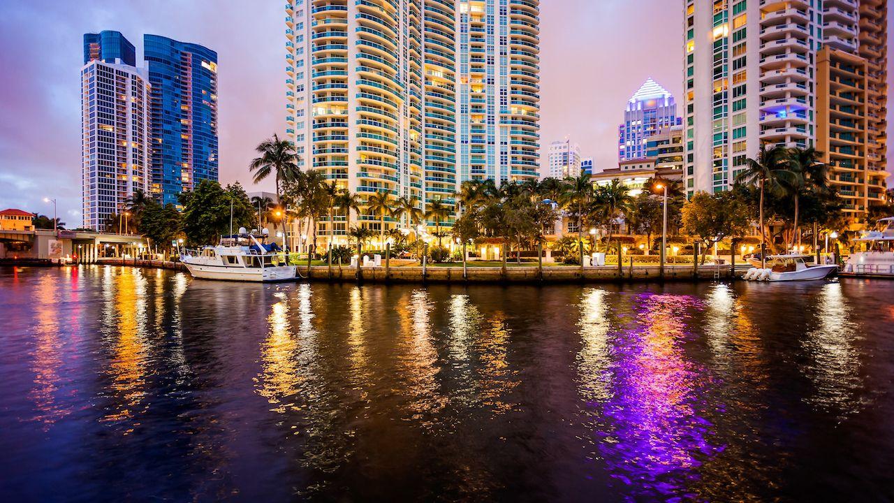 Der Sky-Line von Fort Lauderdale bei Nacht entlang des New River, eine der besten Ideen für Mädels Trips in den USA