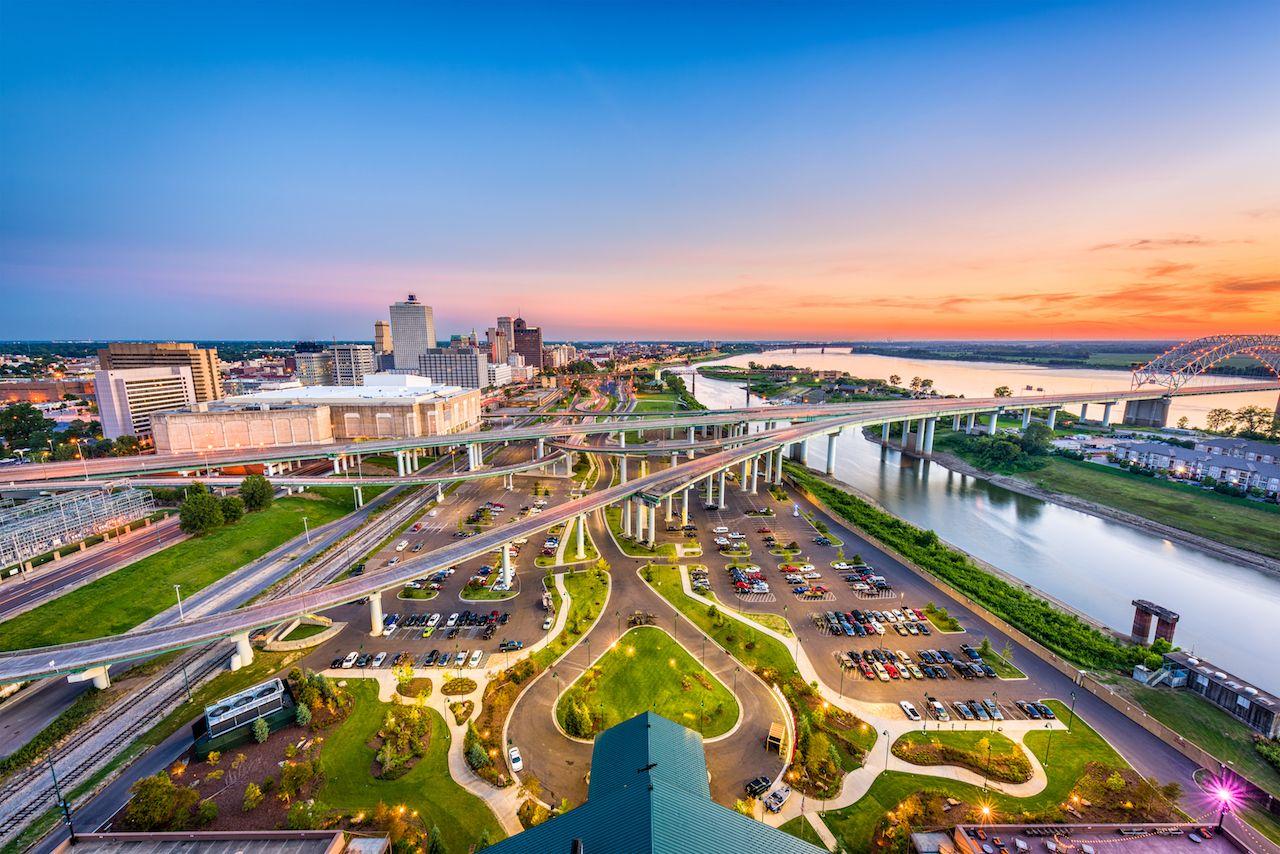 Memphis, Tennessee, USA, Luftaufnahme mit Blick auf die Innenstadt und Mud Island, eine der besten Mädels Trip-Lokationen in den USA