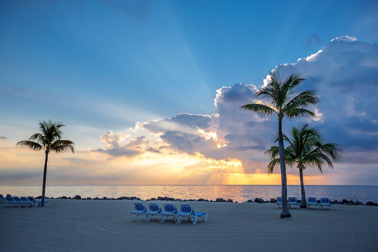 Sonnenuntergang über dem Wasser auf Key Largo, Florida, eine der besten Ideen für Mädels Trips in den USA