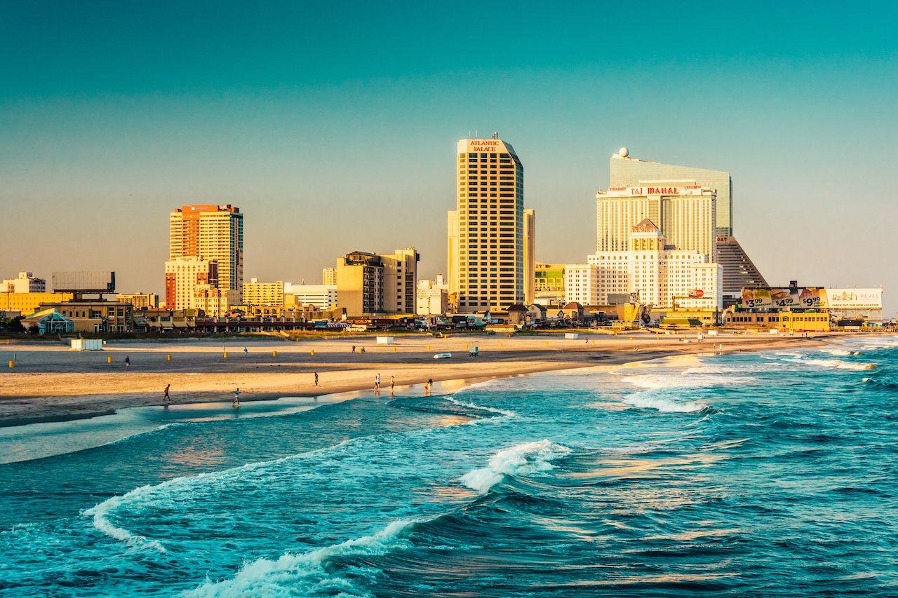 Die Skyline und der Atlantische Ozean in Atlantic City, New Jersey, eine der besten Ideen für Mädels Trips in den USA