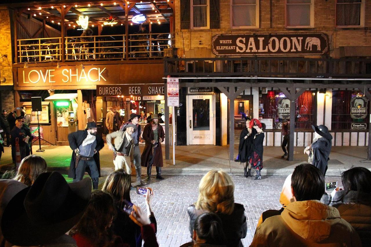Menschen versammelt außerhalb des White Elephant Saloon, Dallas