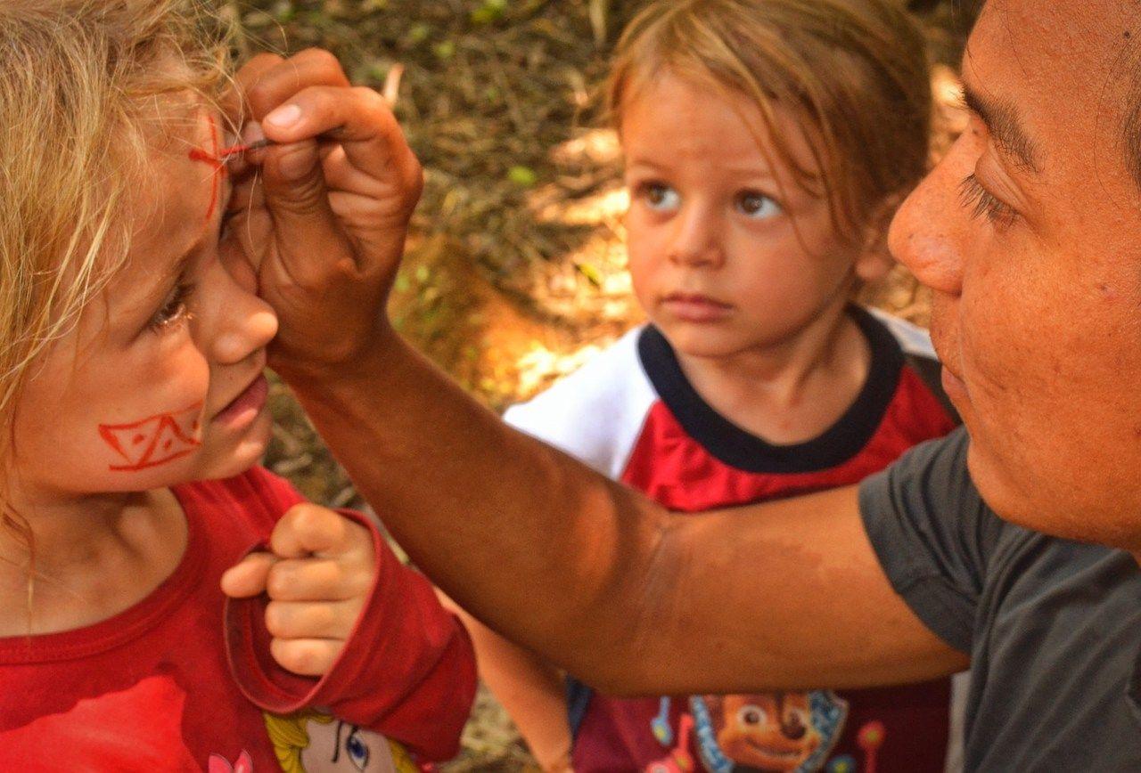 Bambini che si fanno dipingere il viso
