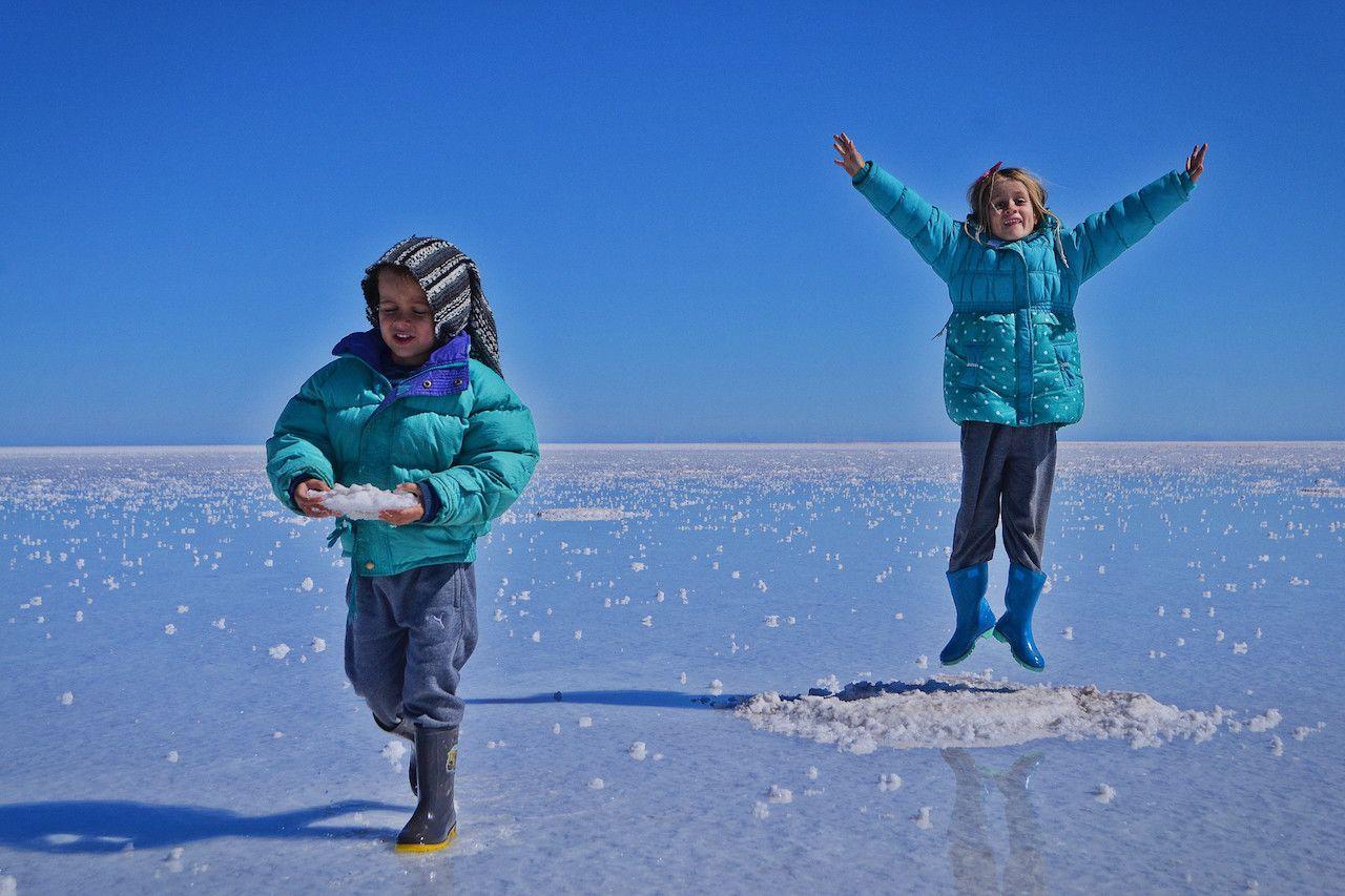 Due bambini su un deserto salato in Bolivia