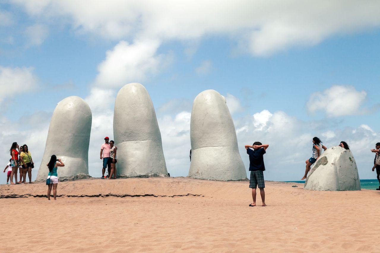 La scultura La Mano in Uruguay