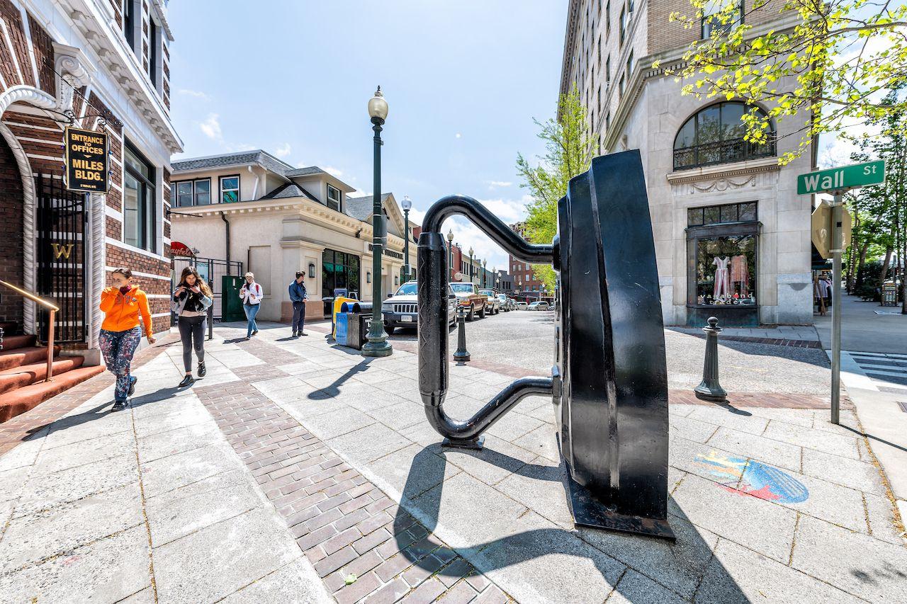 Eisenskulptur in der Wall Street Shopping Mall in Asheville, North Carolina