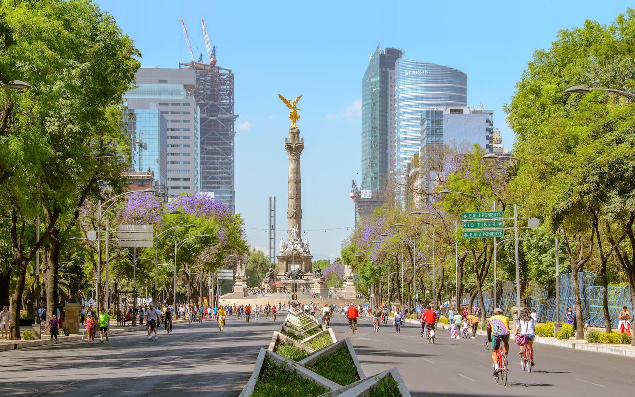 Sonntagsradfahrer im Paseo de la Reforma beim El Angel
